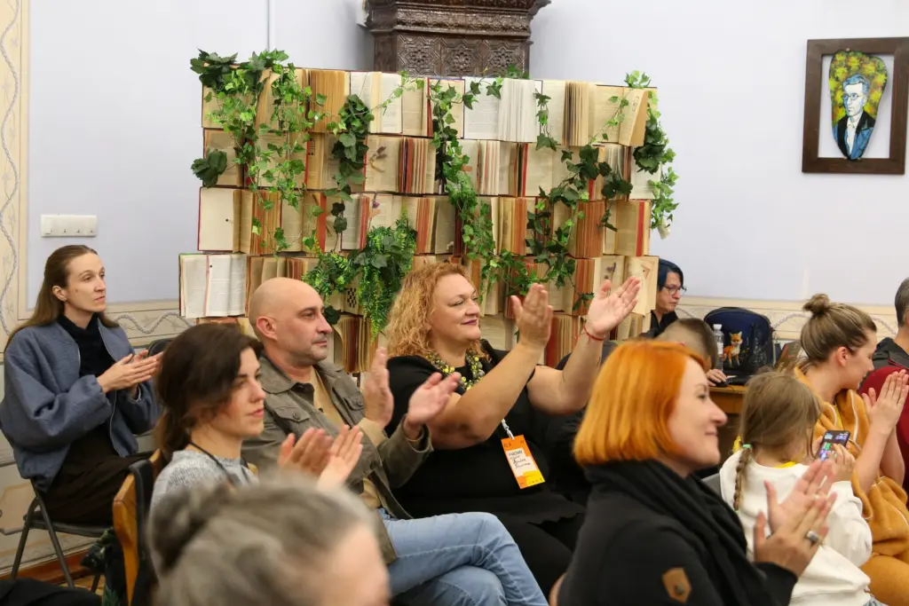 Глядачі аплодують під час події кластера воєнної літератури на BookForum