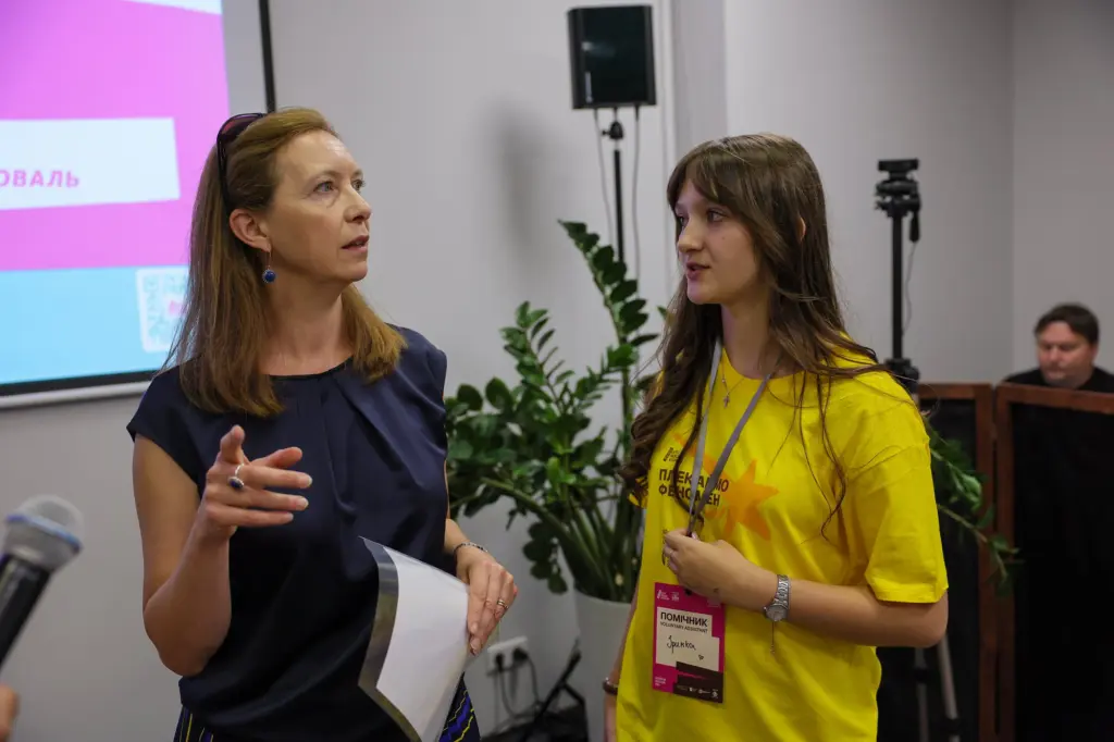Літературна агентка Емма Шеркліфф спілкується з волонтеркою BookForum під час воркшопу про продаж прав за кордон