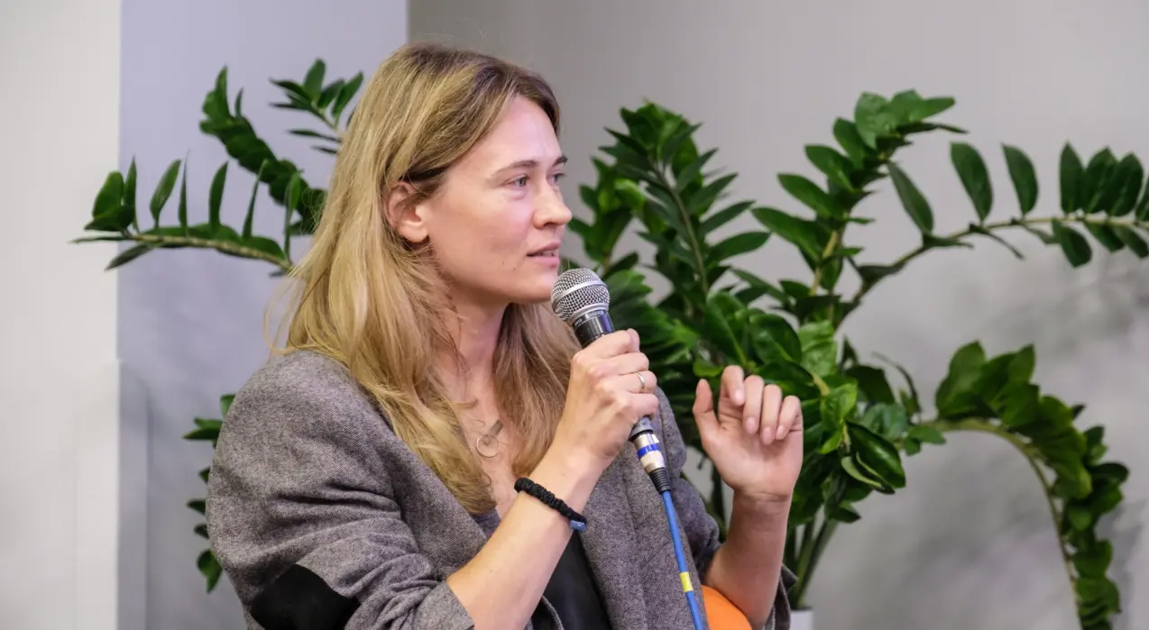 Ірина Осипчук, операційна директорка школи письма «Літосвіта», модерує розмову «Перша книжка: лотерея чи результат системної роботи?» на 33-му Львівському міжнародному BookForum