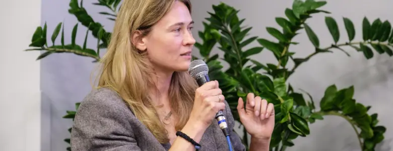 Ірина Осипчук, операційна директорка школи письма «Літосвіта», модерує розмову «Перша книжка: лотерея чи результат системної роботи?» на 33-му Львівському міжнародному BookForum