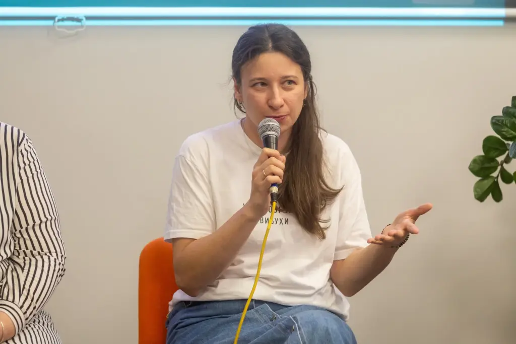 Учасниця дискусії про польсько-український перекладний діалог говорить у мікрофон на 33-му Львівському міжнародному BookForum