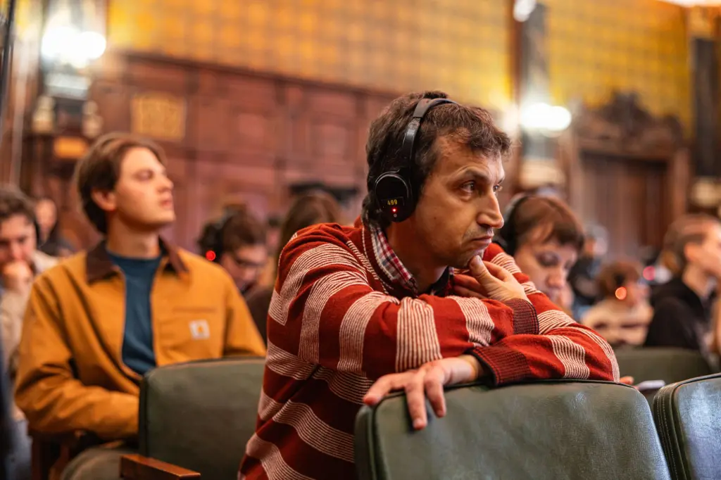 Слухачі в навушниках у залі під час розмови з Даніелем Кельманом на 33-му Львівському міжнародному BookForum