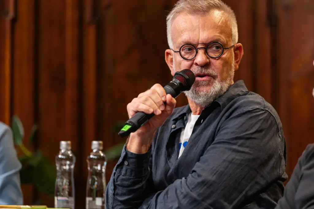 Польський репортер Войцех Тохман говорить у мікрофон під час дискусії «Нові старі страхи» на 33-му Львівському міжнародному BookForum